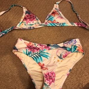 Bikini set with high waisted bottoms